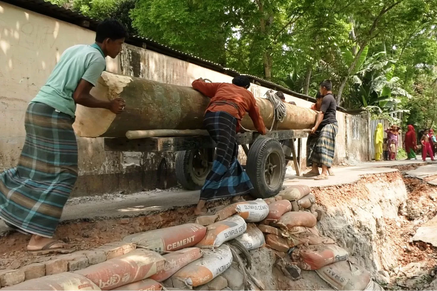 দুই ইউনিয়নের যোগাযোগ টিকে আছে দেড় ফুটে