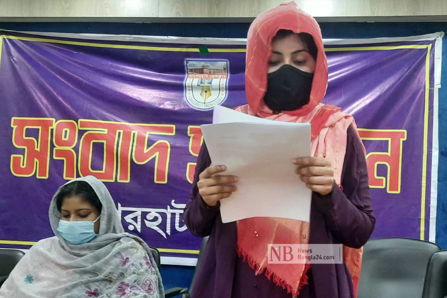 প্রতিবেশীর হুমকিতে পালিয়ে বেড়াচ্ছেন মা-মেয়ে