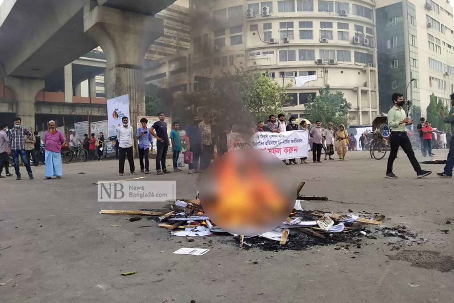 হরতাল-কাঠ-ব্যানার-জ্বালিয়ে-শাহবাগ-অবরোধ