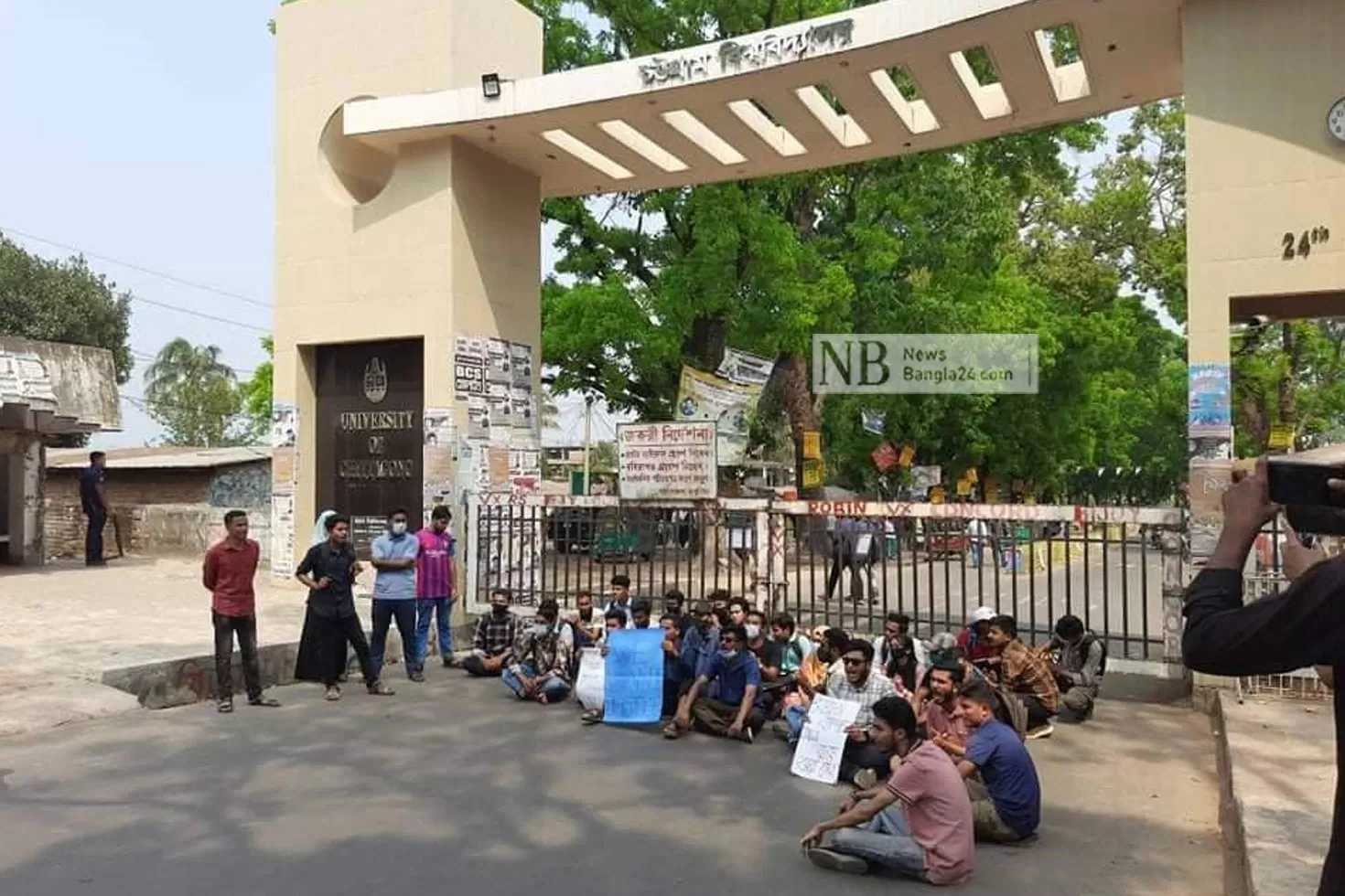 শিক্ষার্থীকে-মারধরের-বিচার-চেয়ে-চবি-ফটকে-তালা