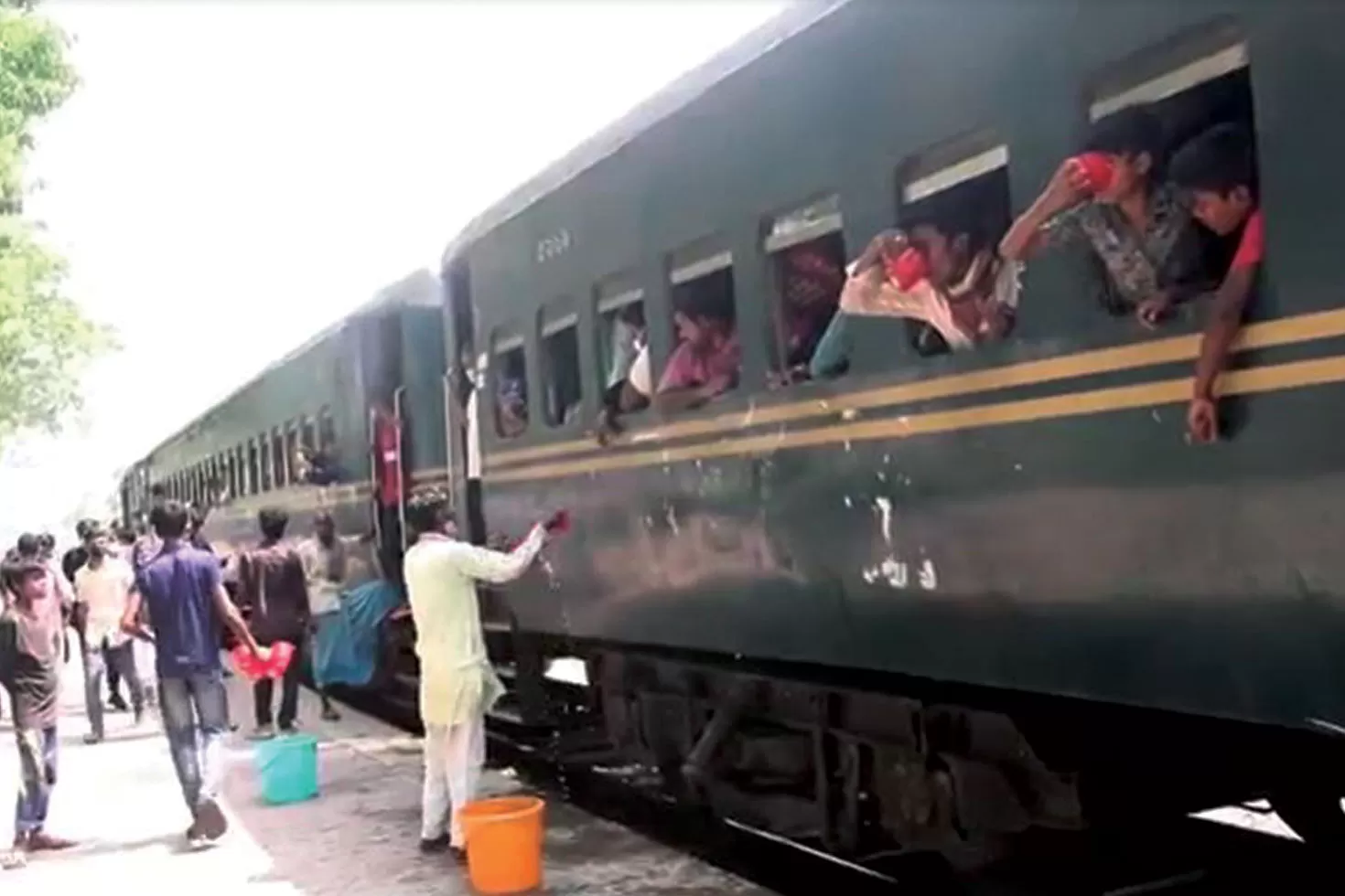 তৃষ্ণার্তের পানি পানে তৃপ্তি পান শিপনও