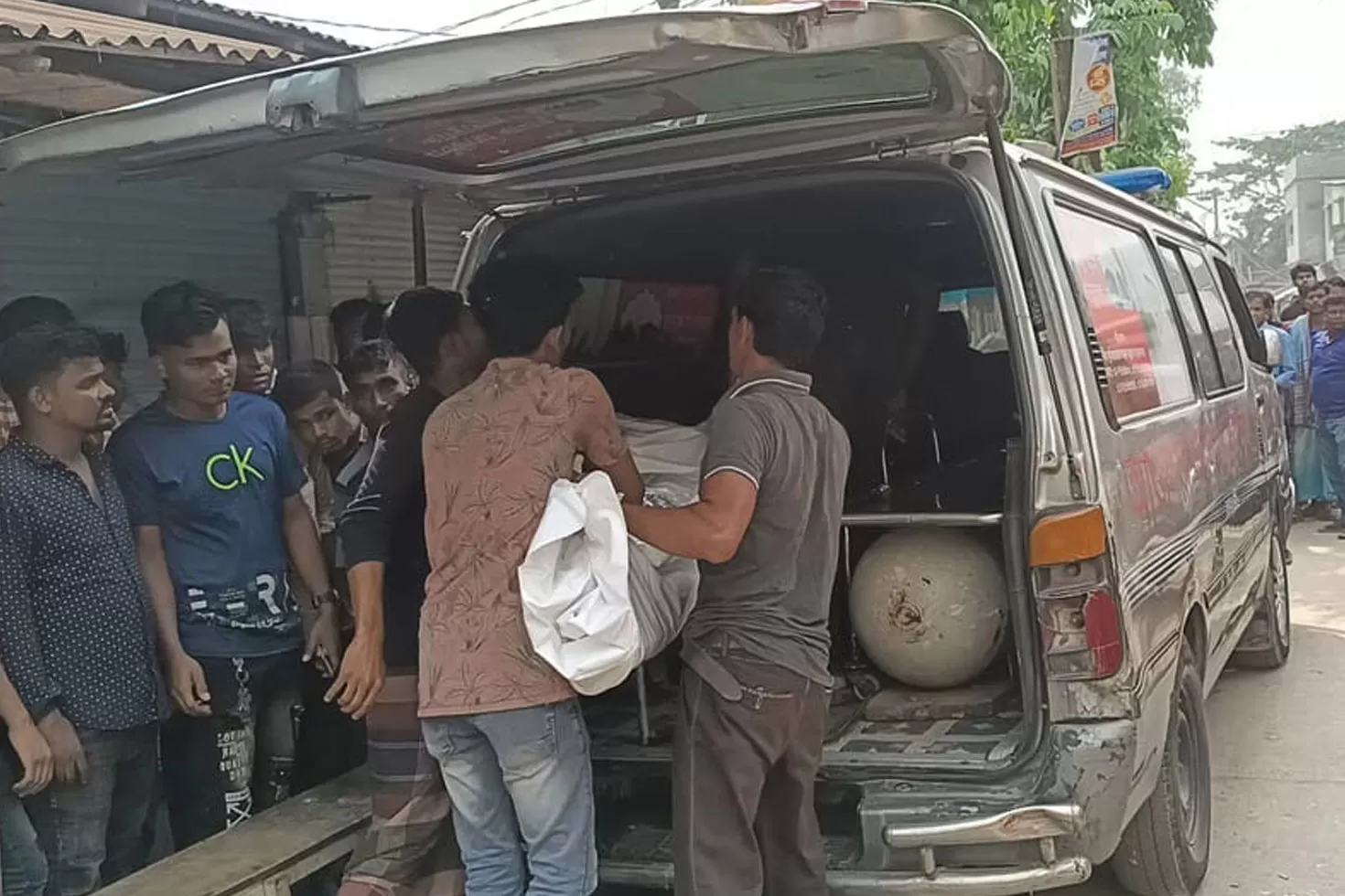 বিষপানে-স্ত্রী-ফাঁস-দিয়ে-প্রবাসী-স্বামীর-আত্মহত্যা