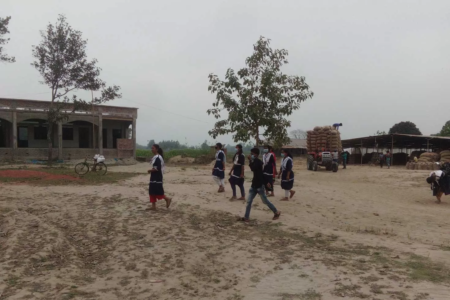 স্কুল মাঠে আলুর আড়ত, দুর্ঘটনার শঙ্কা