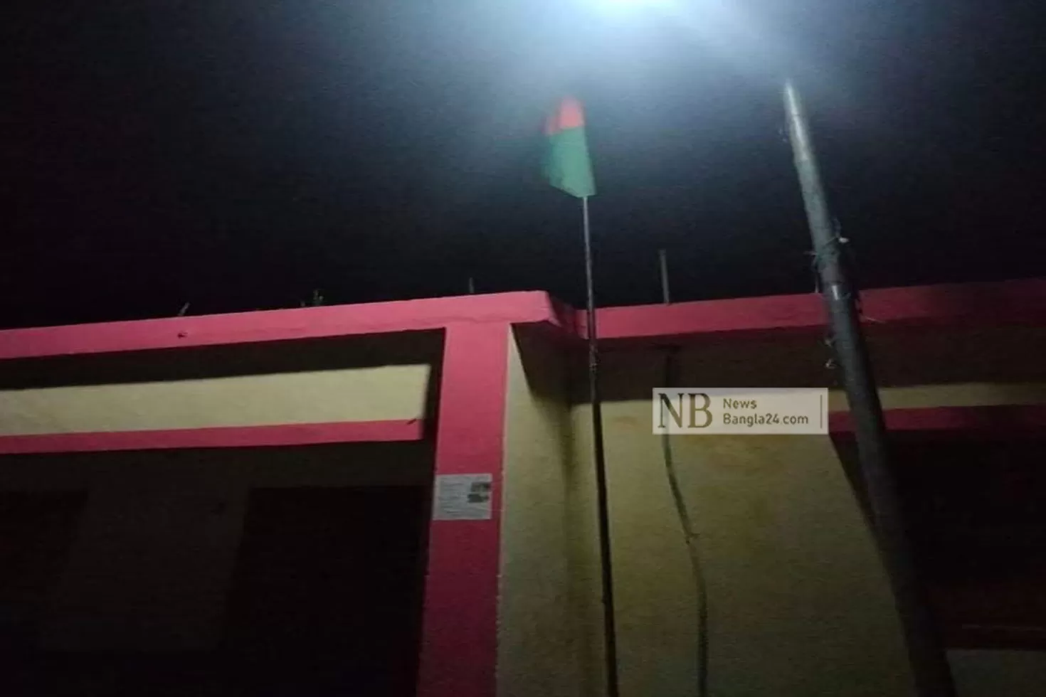 ইউপি-কার্যালয়ে-রাতেও-উড়ল-জাতীয়-পতাকা