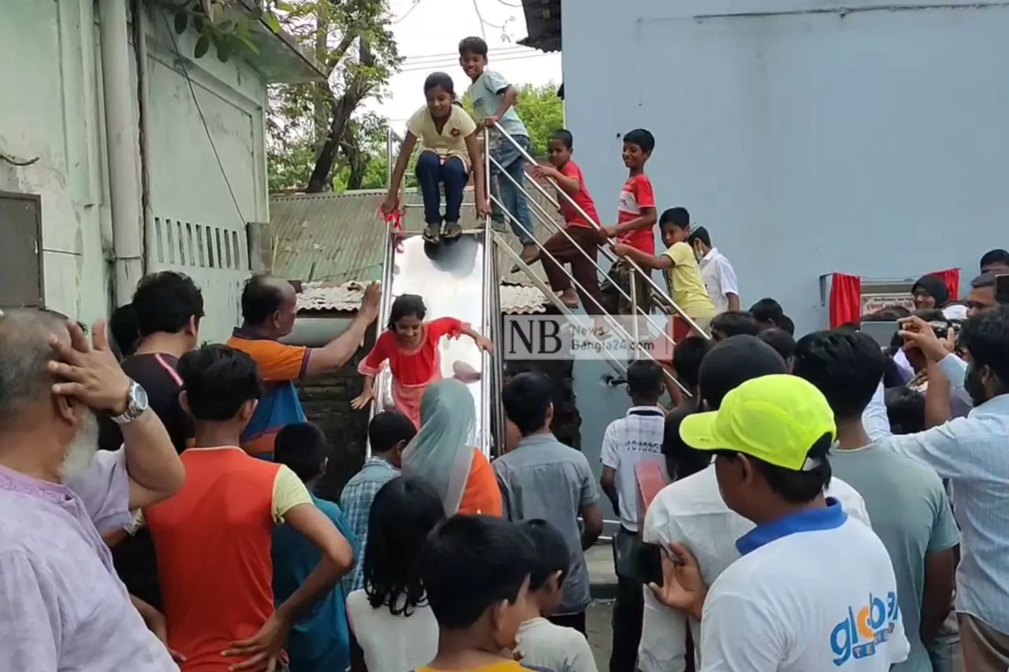 রিকাবীবাজার খালের পাড়ে ওয়াকওয়ে, শিশুপার্ক