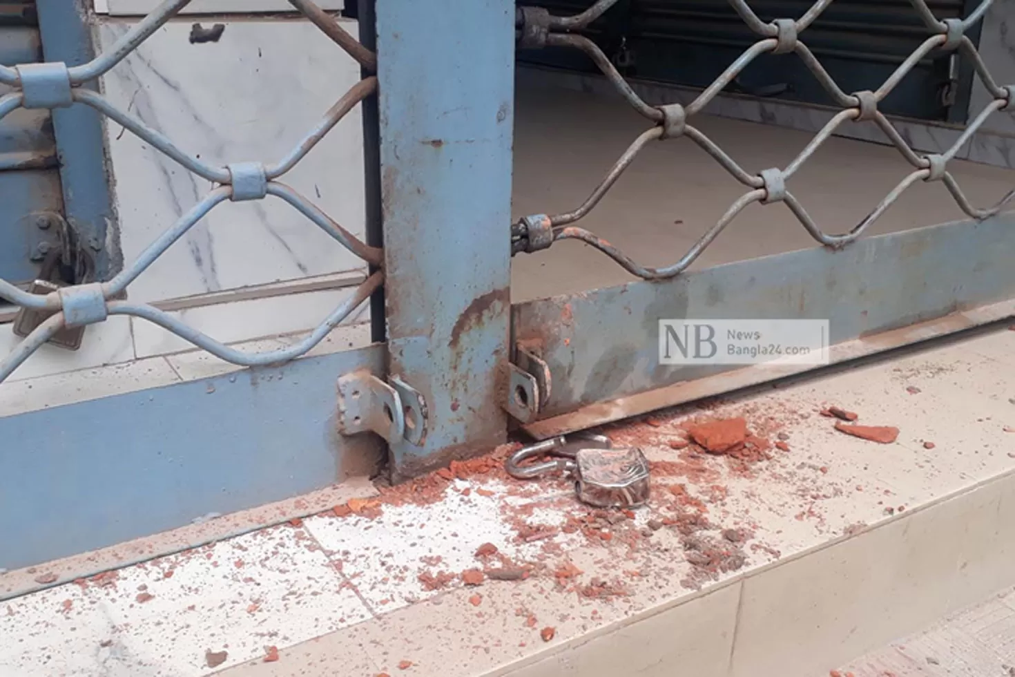 হোটেলের-তালা-ভেঙে-মেডিক্যাল-পরীক্ষার্থীকে-কেন্দ্রে-নিল-পুলিশ