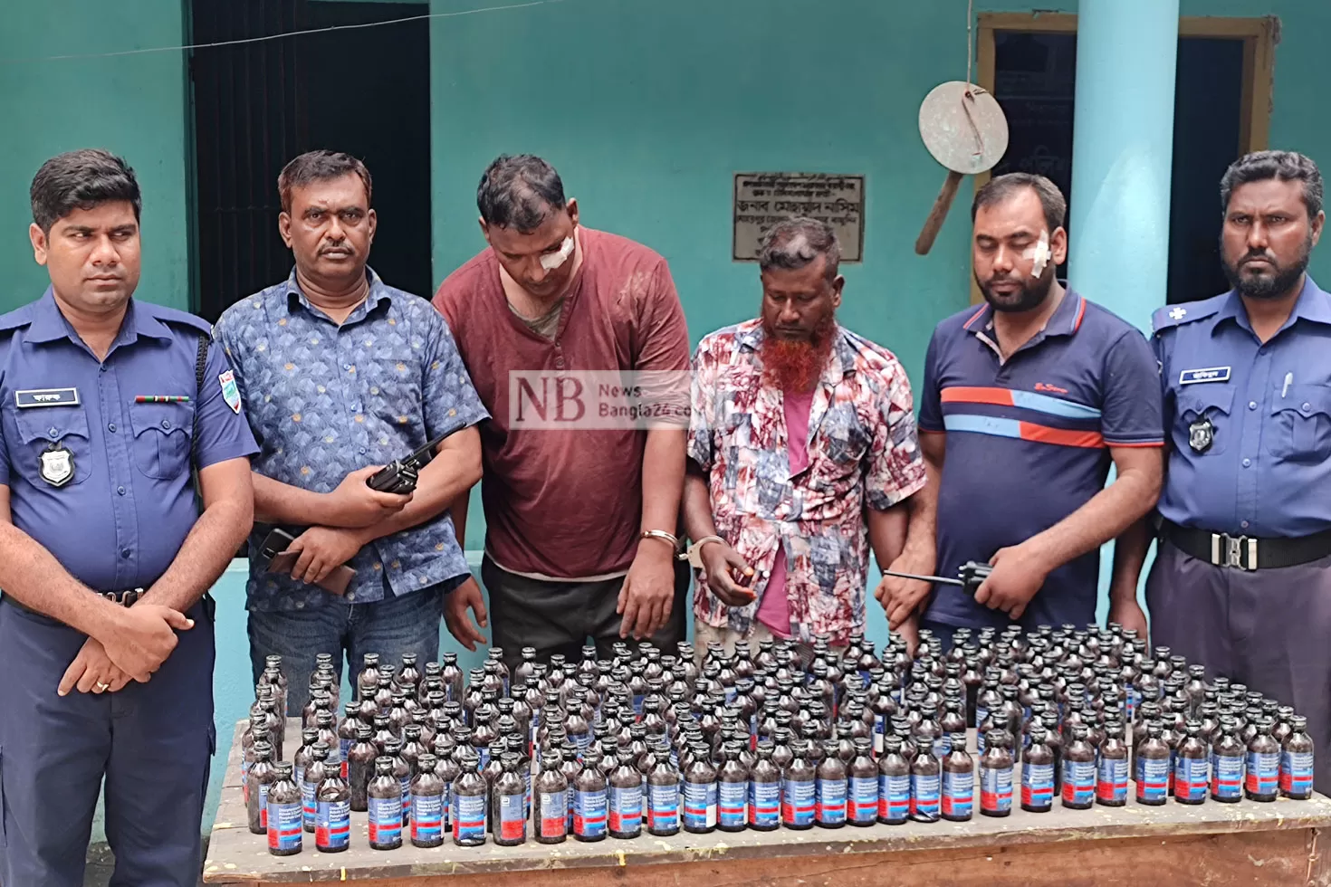 ফেনসিডিলসহ দুই কারবারি আটক, এসআই আহত