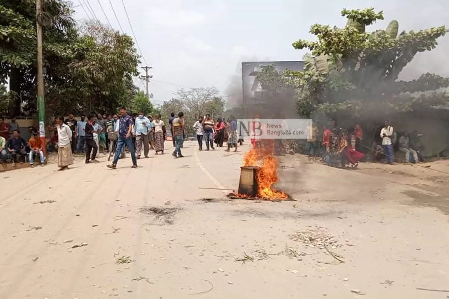 চট্টগ্রামে-বকেয়া-বেতনের-দাবিতে-সড়ক-অবরোধ-পুলিশের-সঙ্গে-সংঘর্ষ