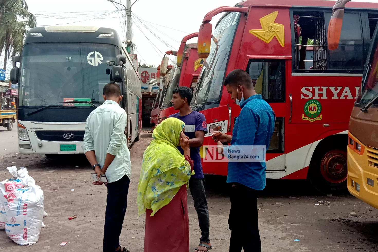 ঘোষণাহীন বাস র্ধমঘটে যাত্রীদের ভোগান্তি