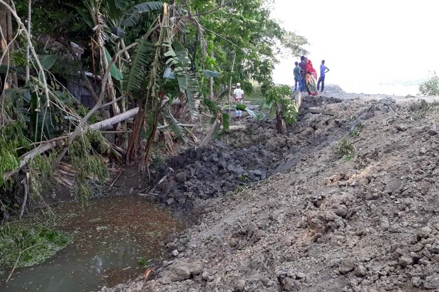 খালের মুখে আটকে গেল ৩০০ বিঘা জমির ভাগ্য