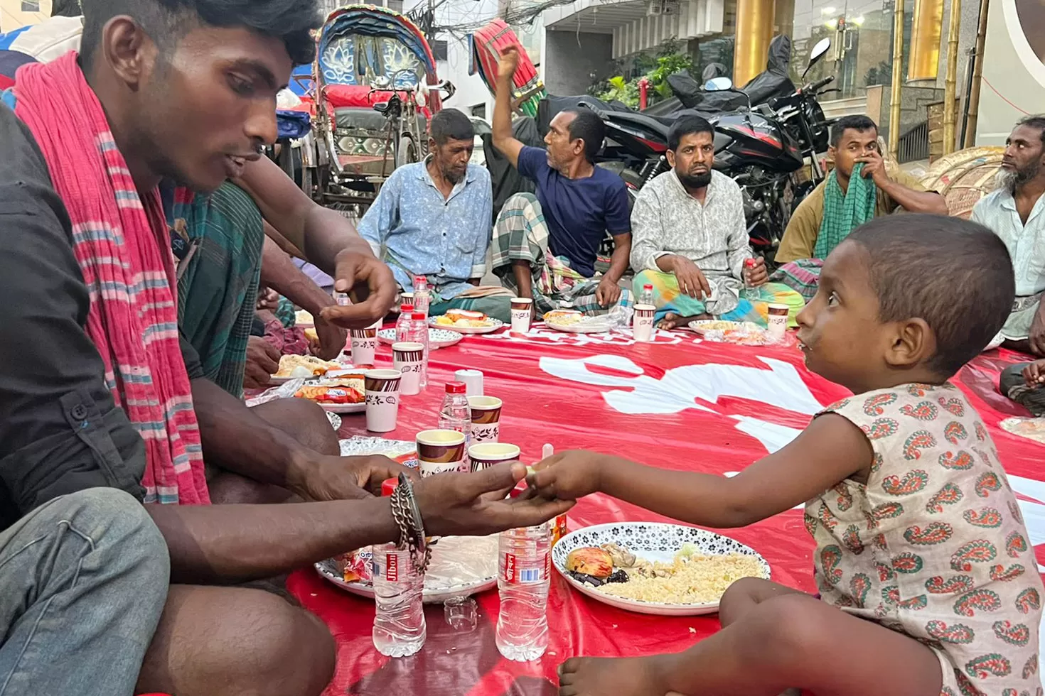 ধনী-গরিবের মিলেমিশে ইফতার