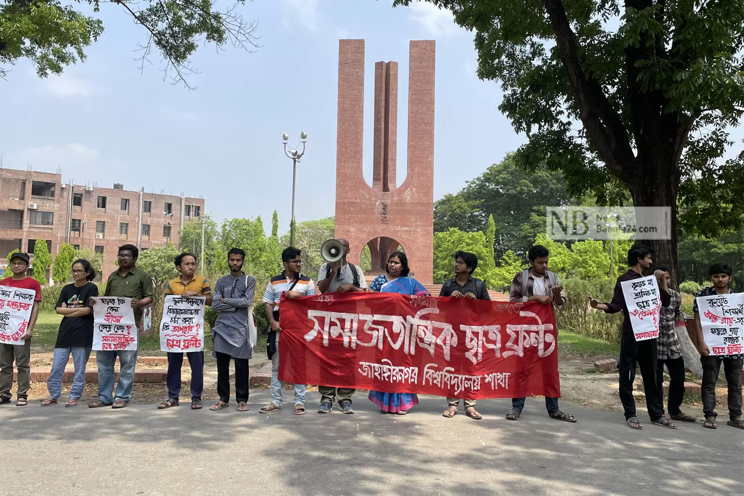 বিজ্ঞানশিক্ষক হৃদয় মণ্ডলের মুক্তি চেয়ে জাবিতে মানববন্ধন