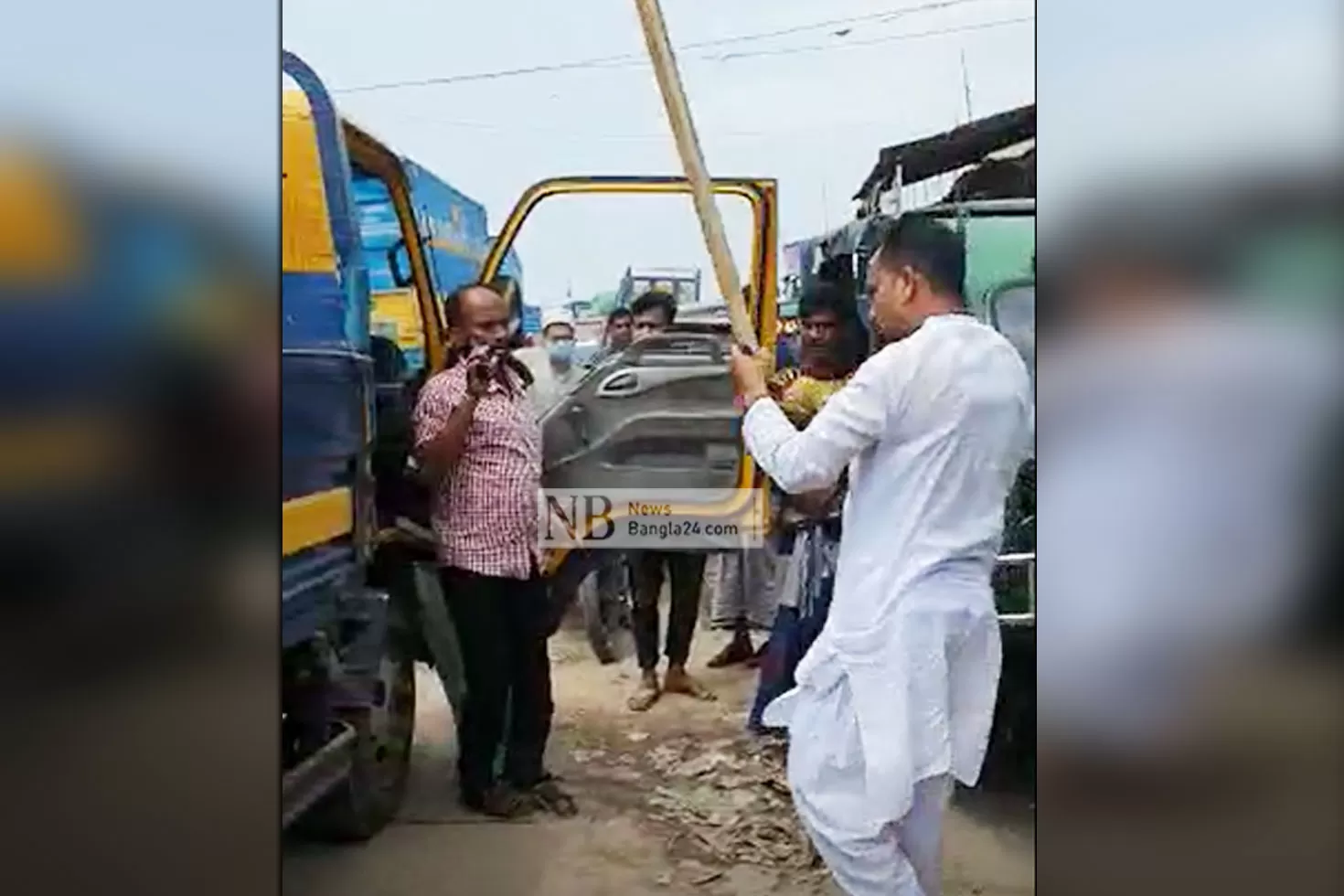 প্রকাশ্যে-২-পিকআপ-ভ্যান-চালককে-পেটালেন-মেম্বার