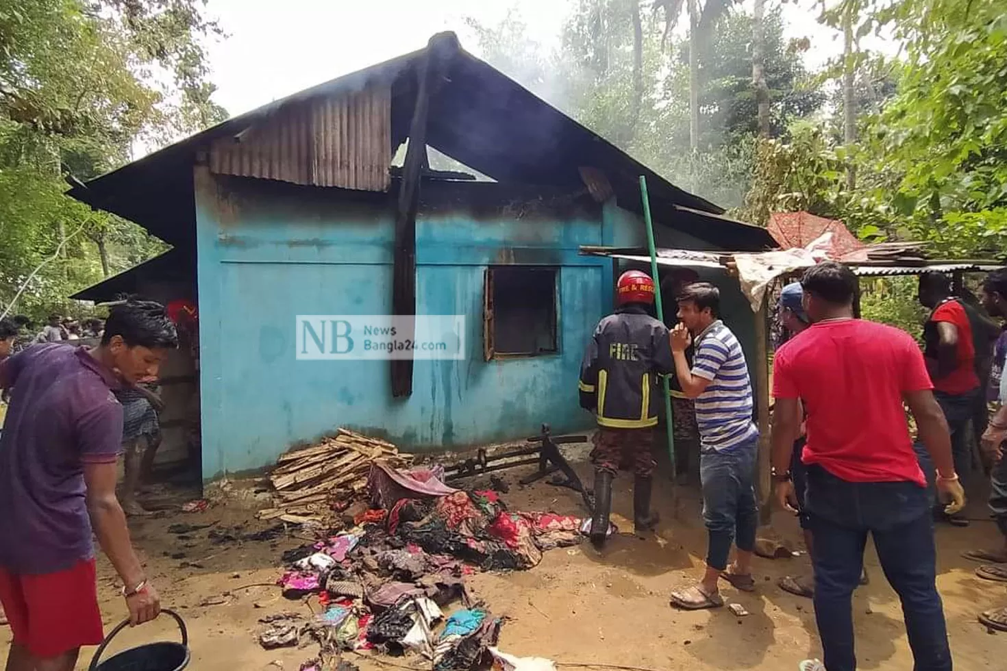 চা-বাগানে-আগুনে-পুড়ল-বসতঘর-দোকান