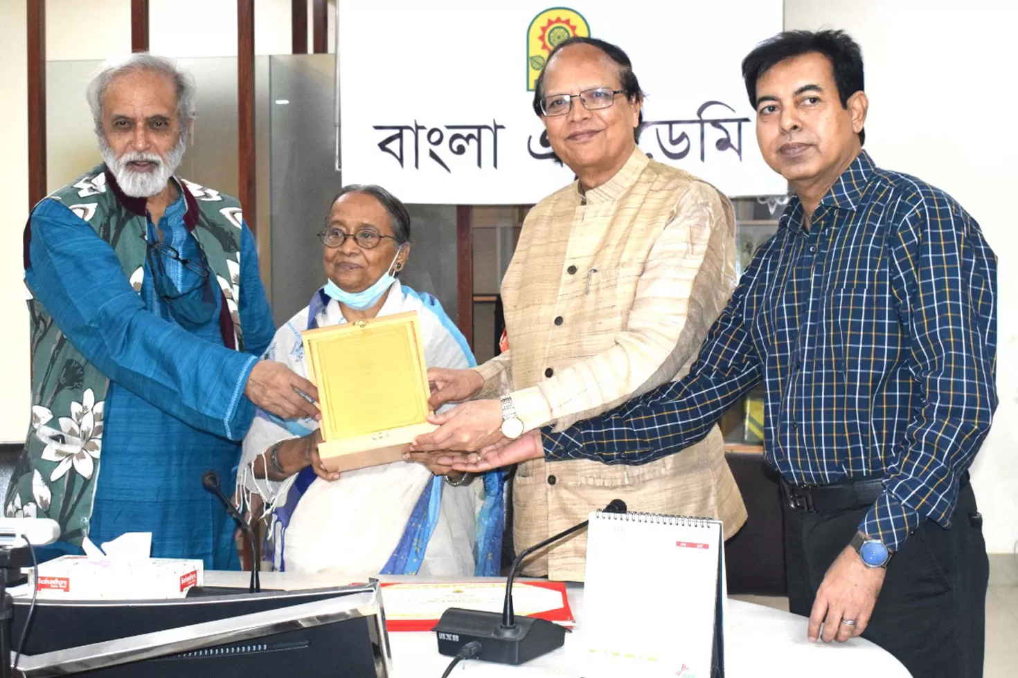 রবীন্দ্র-পুরস্কার-গ্রহণ-করলেন-আতিউর-রহমান