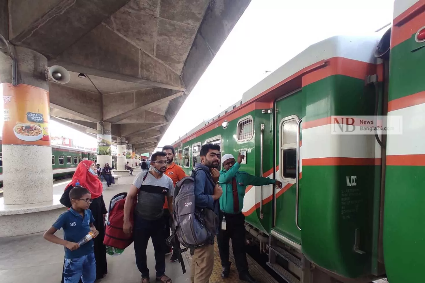 ৮ ঘণ্টা পর চট্টগ্রাম থেকে ট্রেন চলাচল
