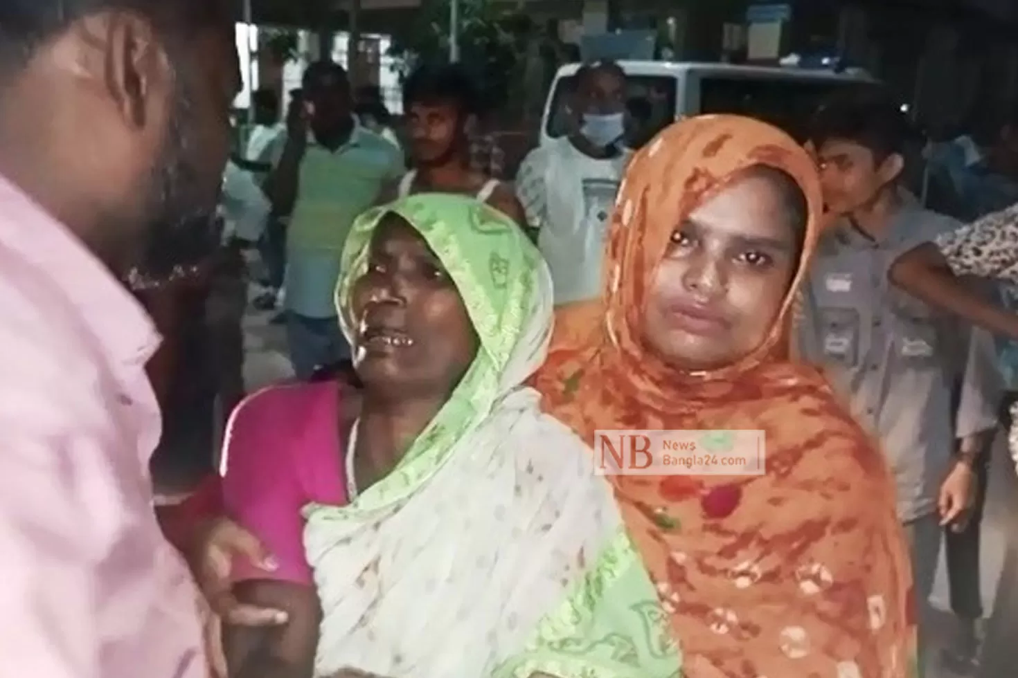ভ্যান উল্টে দুই বন্ধুর মৃত্যু