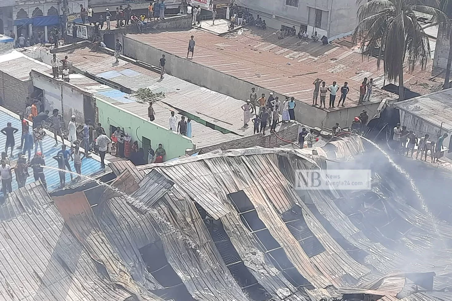 লালবাগে-প্লাস্টিক-কারখানায়-আগুন-নিয়ন্ত্রণে-১২-ইউনিট