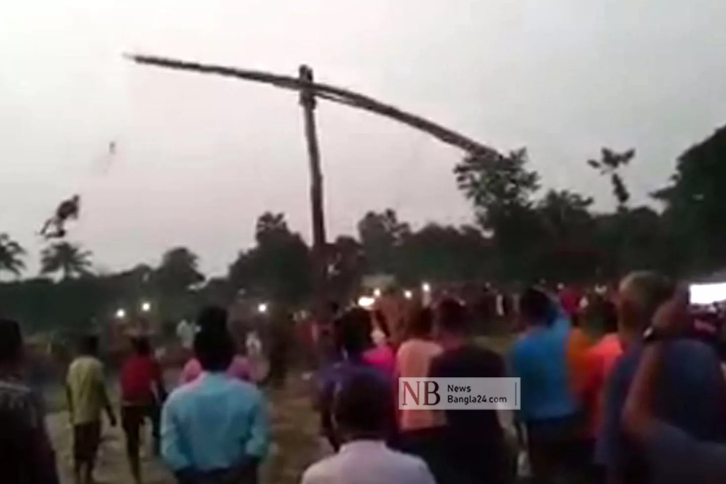 চড়ক-থেকে-ছিটকে-পড়ে-আহত