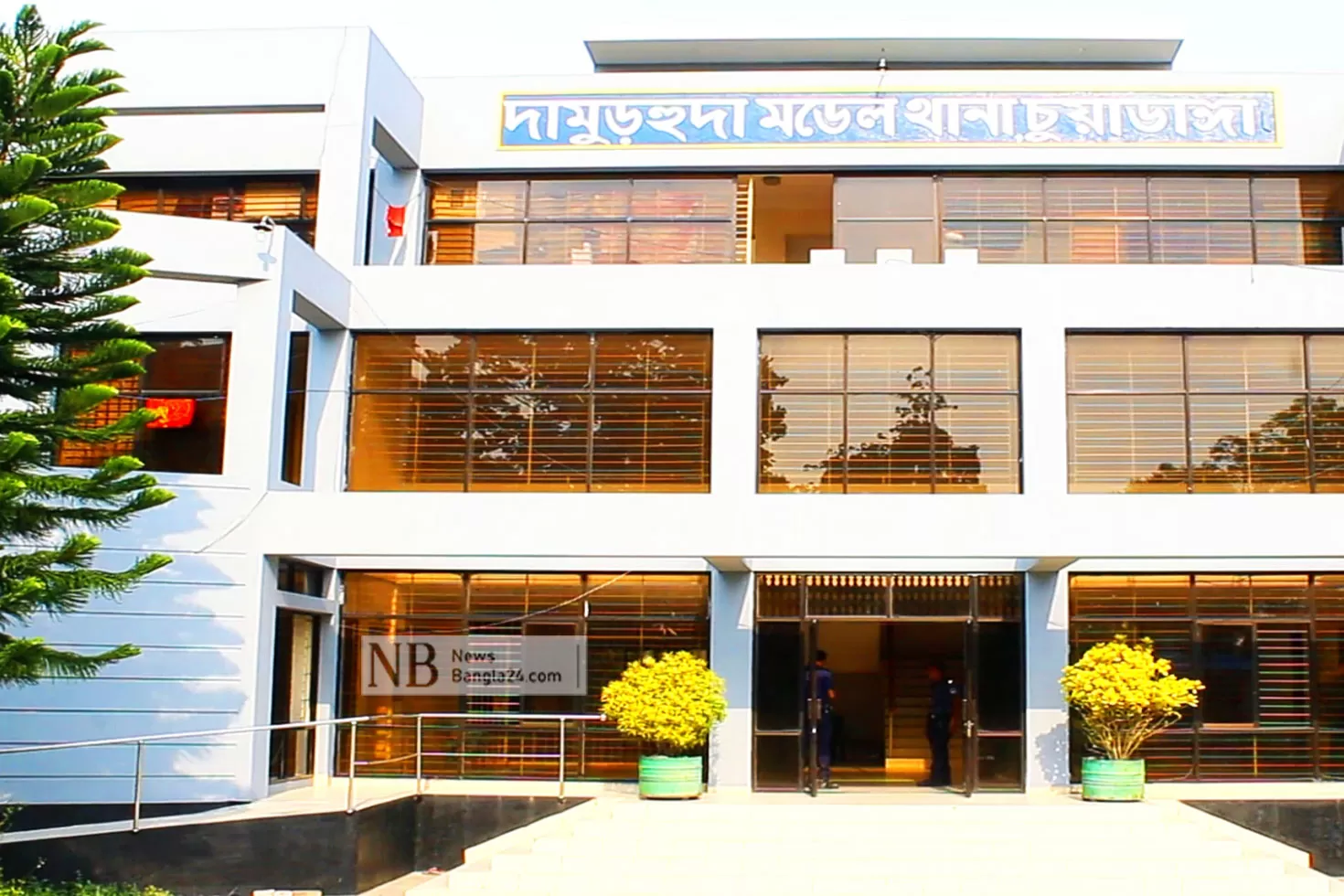 মুরগি বিক্রির টাকা লুট
