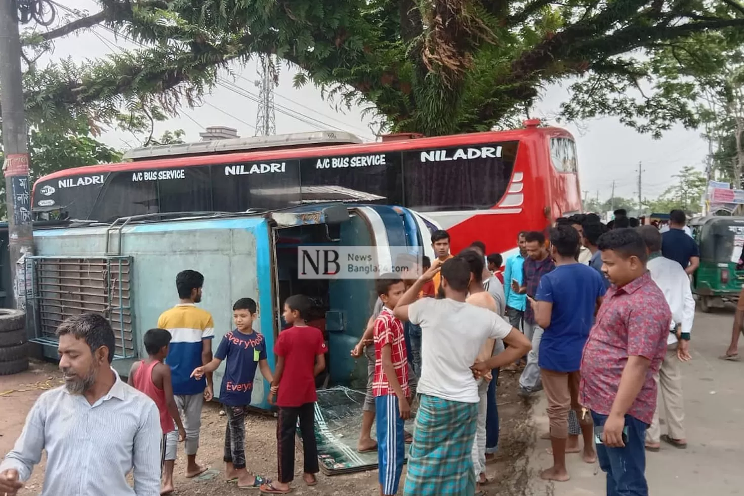 দুই বাসের সংঘর্ষে যুবক নিহত