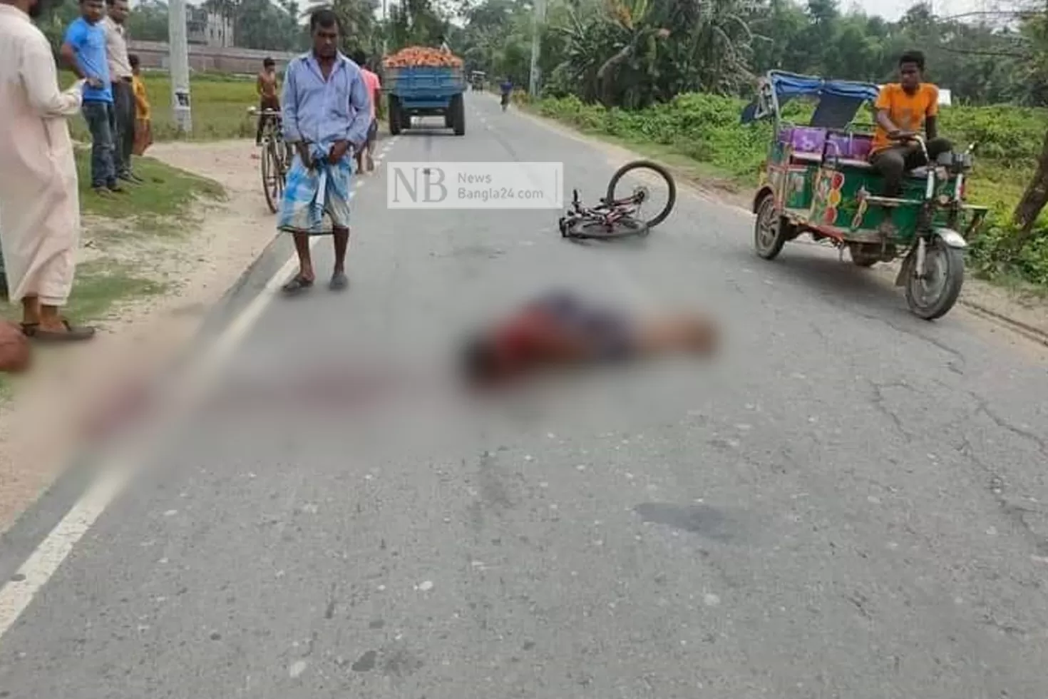 কাভার্ড ভ্যানের ধাক্কায় সড়কে পড়ে ট্রাক্টরচাপায় নিহত