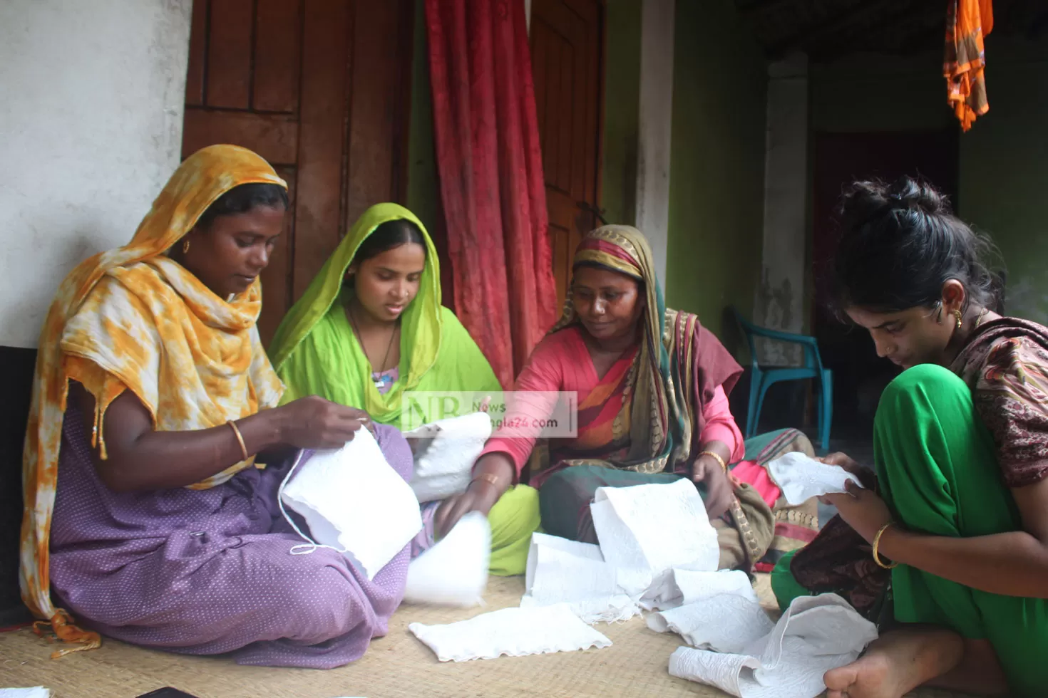 ওমানের জাতীয় টুপি বানান নওগাঁর নারীরা