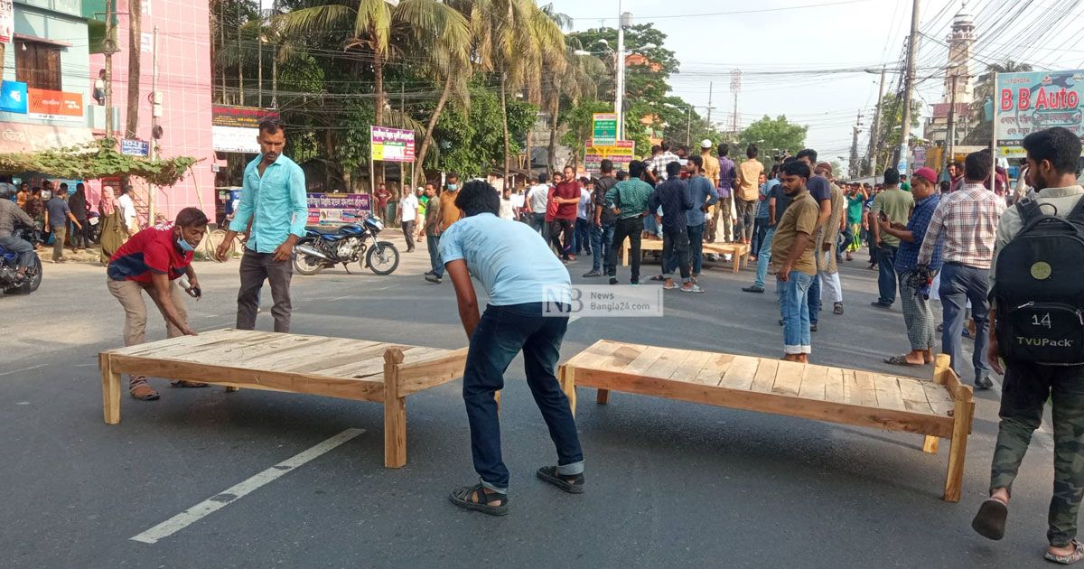 বরিশালে কাউন্সিলরের মুখোমুখি করপোরেশনের কর্মীরা, মহাসড়ক অবরোধ