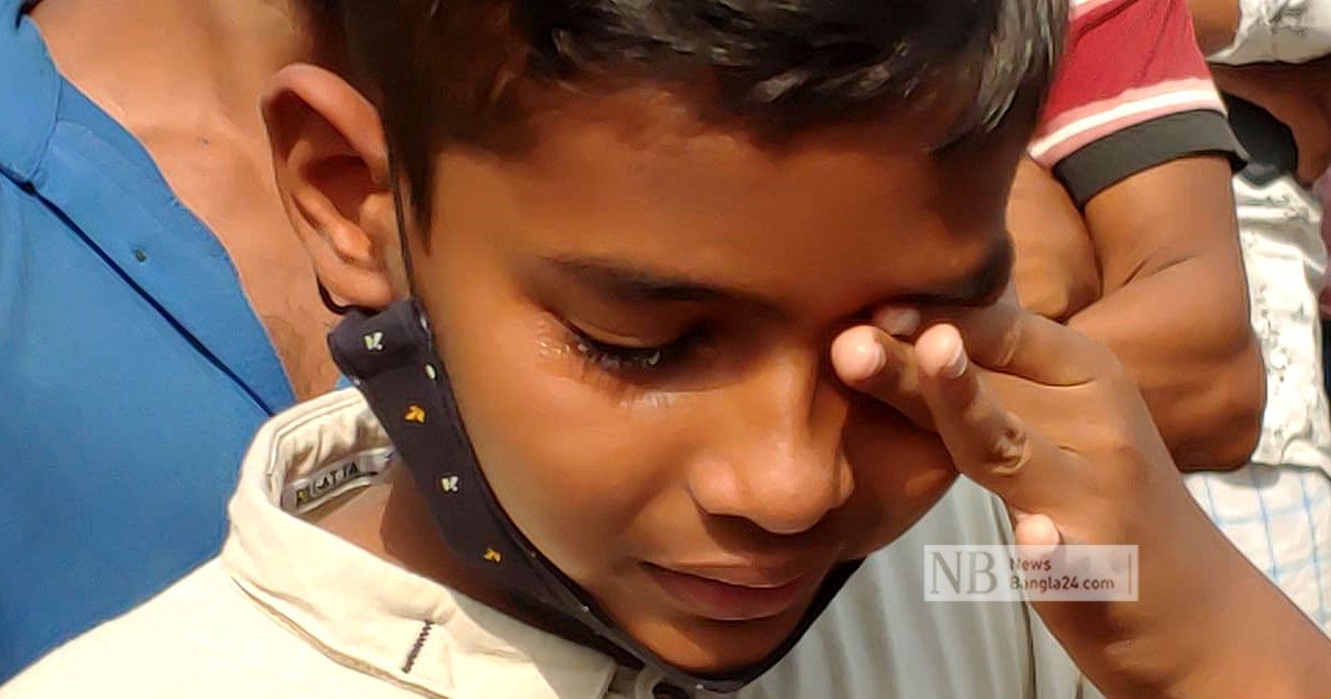 রানা প্লাজায় ফুল দিয়ে নিহতদের স্মরণ