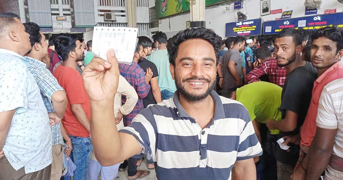 ২ দিন লাইনে দাঁড়িয়ে ‘সোনার হরিণ’ হাতে