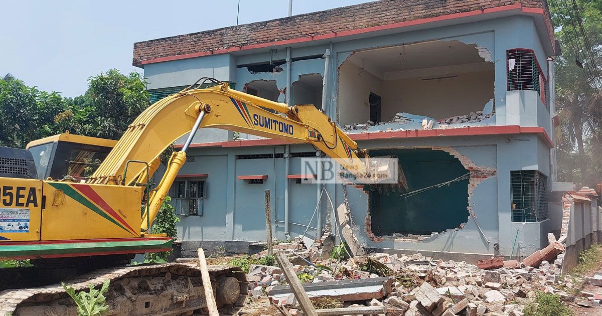 হাইকোর্টের নির্দেশে ইছামতীর অবৈধ স্থাপনা উচ্ছেদ শুরু
