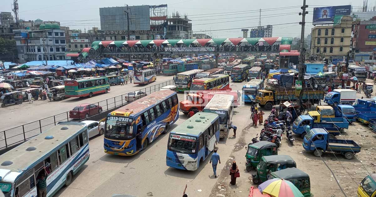 প্রখর রোদে ক্লান্ত যাত্রীরা