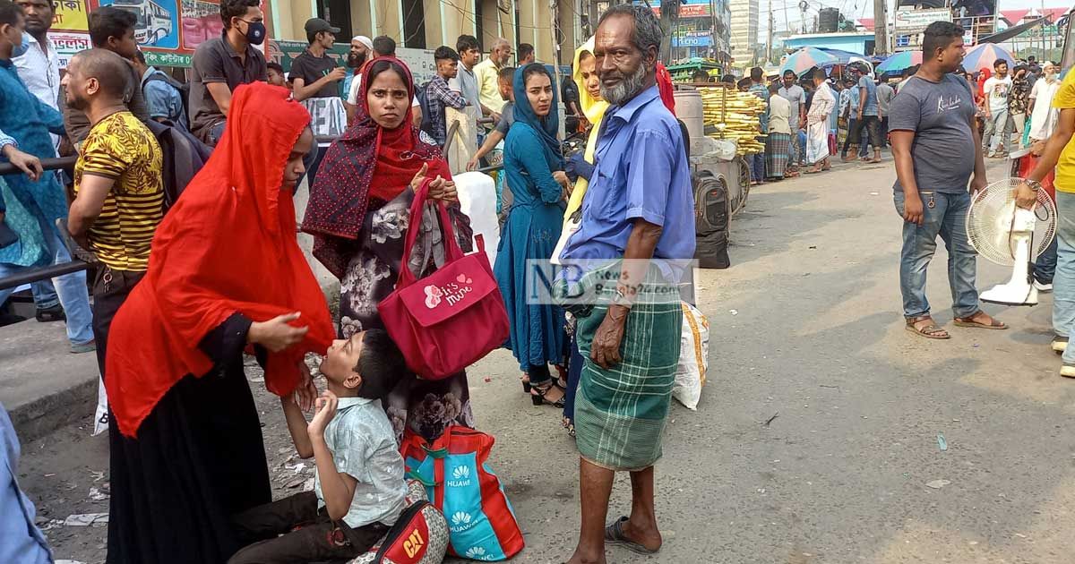 প্রখর রোদে ক্লান্ত যাত্রীরা