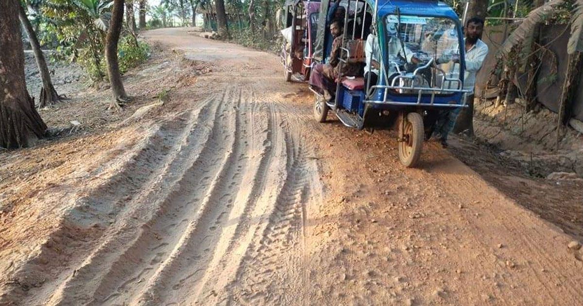 পিচঢালা পথ এখন ‘ধুলোর রাজ্য’