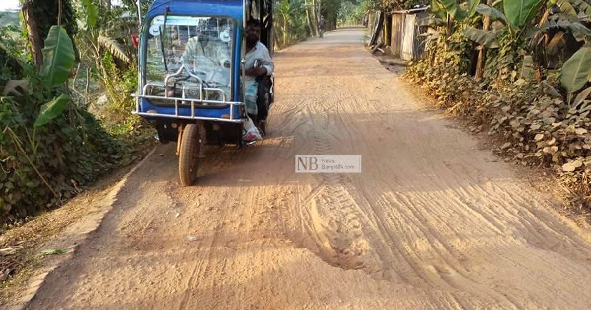 পিচঢালা পথ এখন ‘ধুলোর রাজ্য’