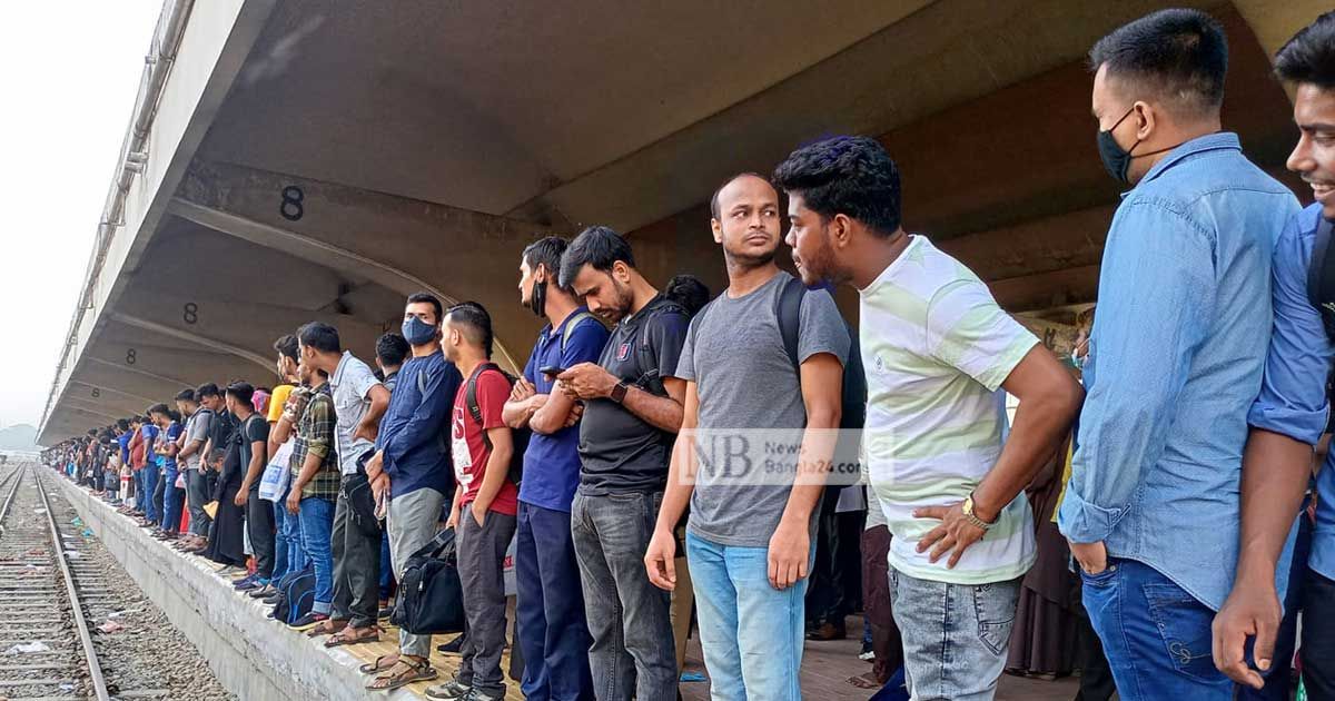 গরম-ভিড় উপেক্ষা করে নীড়ে ফেরার অপেক্ষা