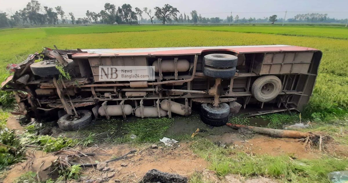 বাস-পিকআপ সংঘর্ষে ৫ গরুসহ একজন নিহত