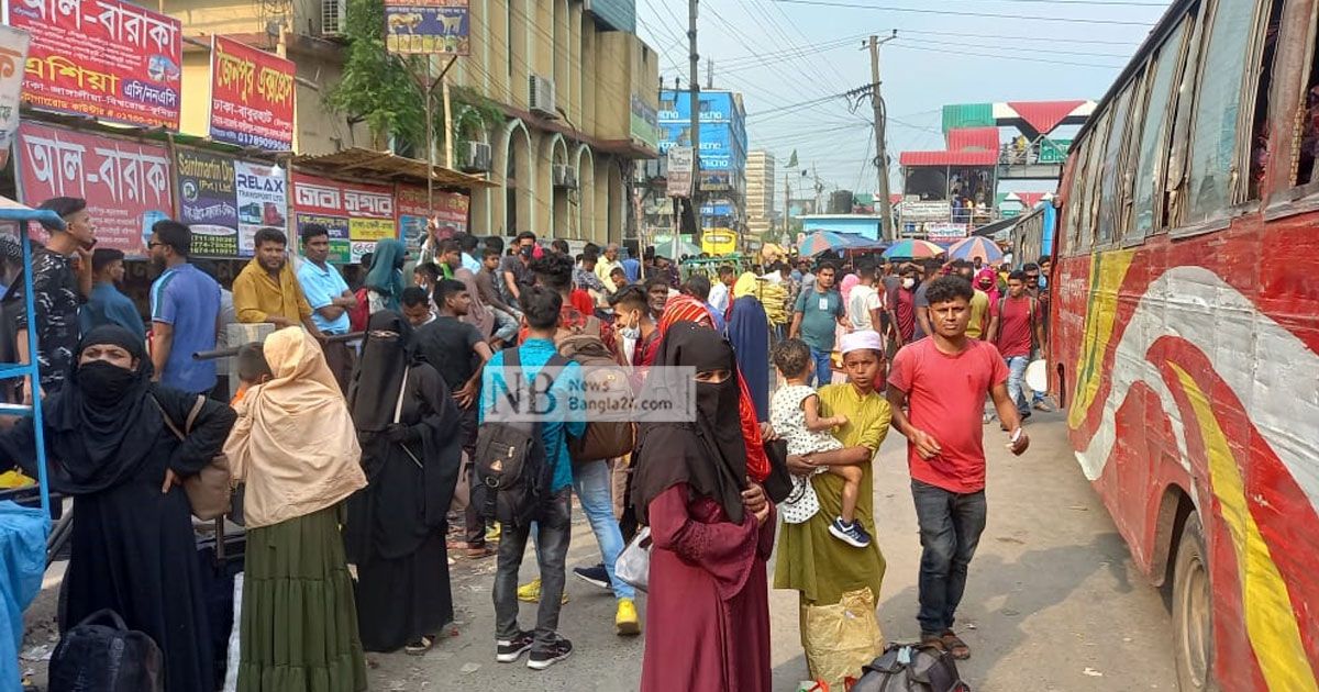 মহাসড়কে পোশাক শ্রমিকের ঢল