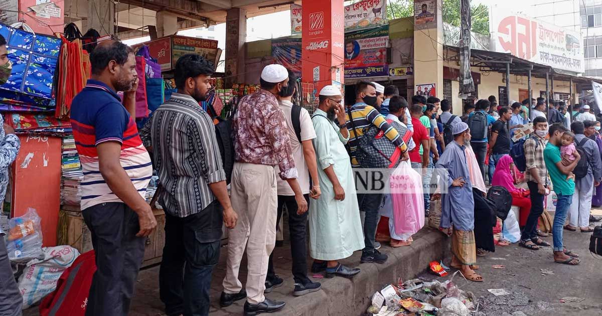 ময়মনসিংহের বাসের অপেক্ষায় মহাখালীতে দীর্ঘ লাইন