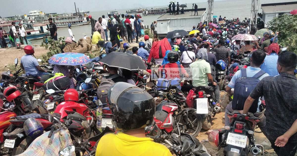 শিমুলিয়ার এক ঘাট কেবল মোটরসাইকেল পারাপারে