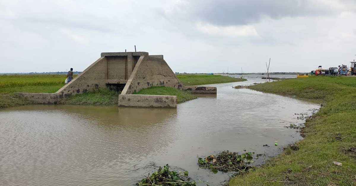 যে স্লুইস গেটের কোনো ‘মা-বাপ’ নেই