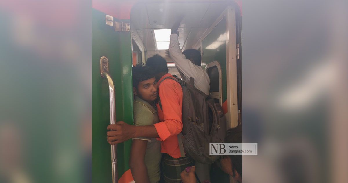 কিছুটা বিলম্বে ট্রেন, তবু স্বস্তিতে যাত্রীরা 