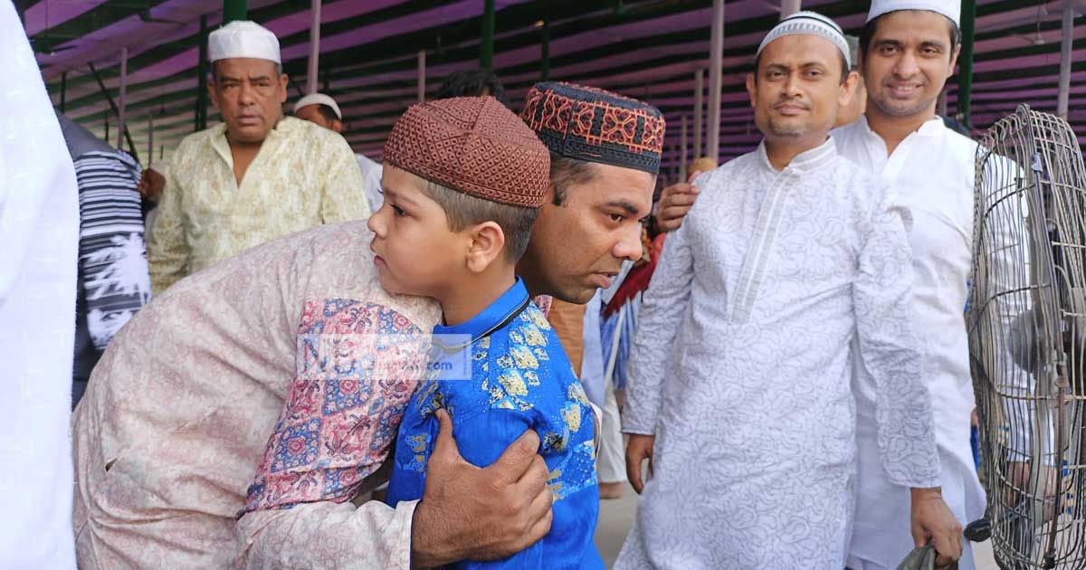 করোনা কাটিয়ে চিরচেনা সেই কোলাকুলি