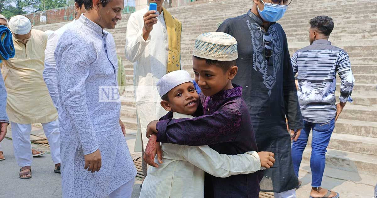 করোনা কাটিয়ে চিরচেনা সেই কোলাকুলি