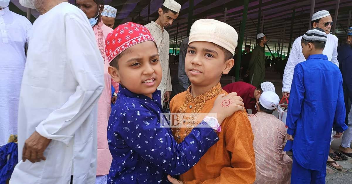 করোনা কাটিয়ে চিরচেনা সেই কোলাকুলি