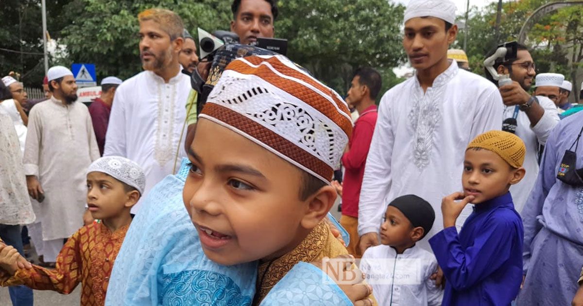 চিরচেনা-ঈদের-কোলাকুলি-ফিরল-জামাত-শেষে
