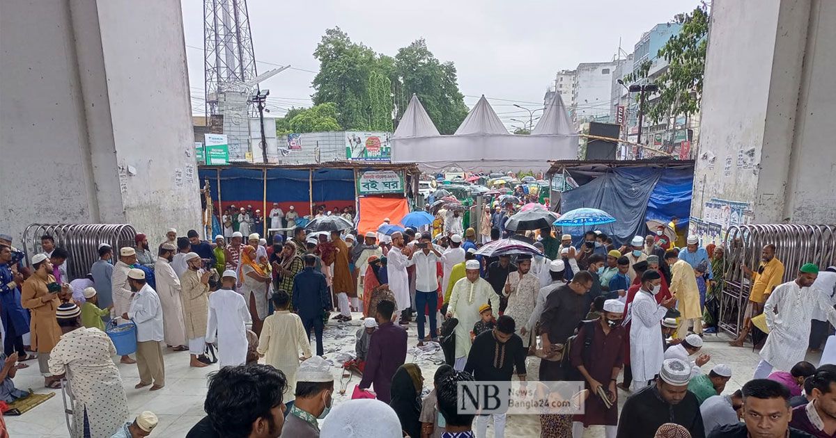 বায়তুল মোকাররমে মুসল্লিদের ঢল, বৃষ্টিতে বিড়ম্বনা