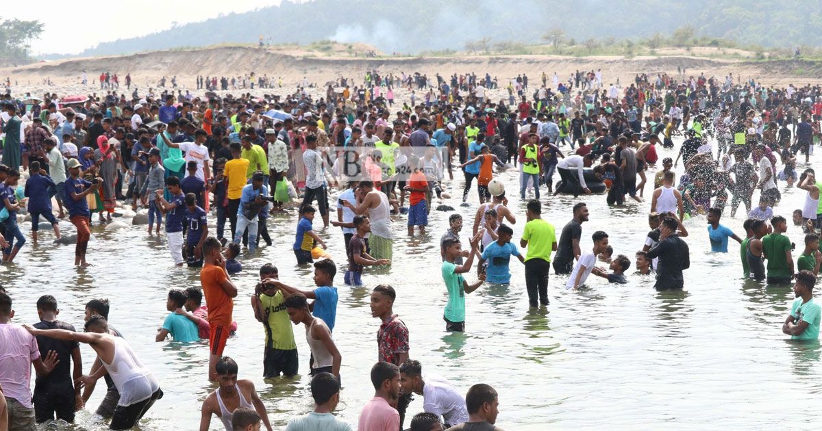 জাফলংয়ে পর্যটকদের টাকা দিতে হয় কেন