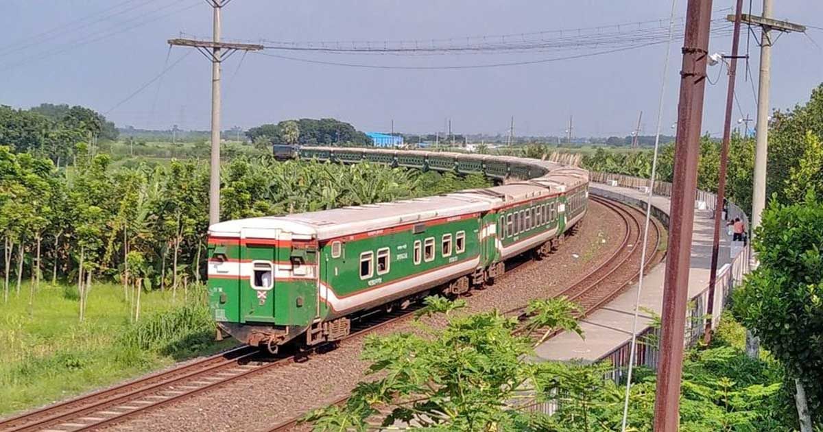 মন্ত্রীর আত্মীয়কে জরিমানা করে বরখাস্ত টিটিই