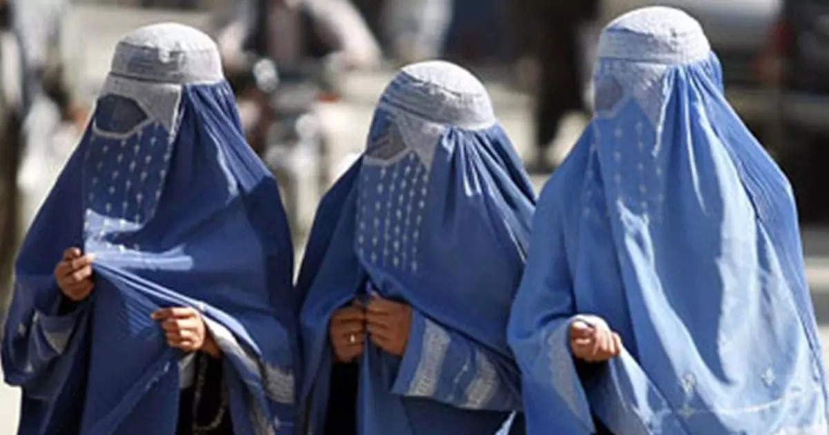 The-Taliban-brought-back-the-burqa-for-women